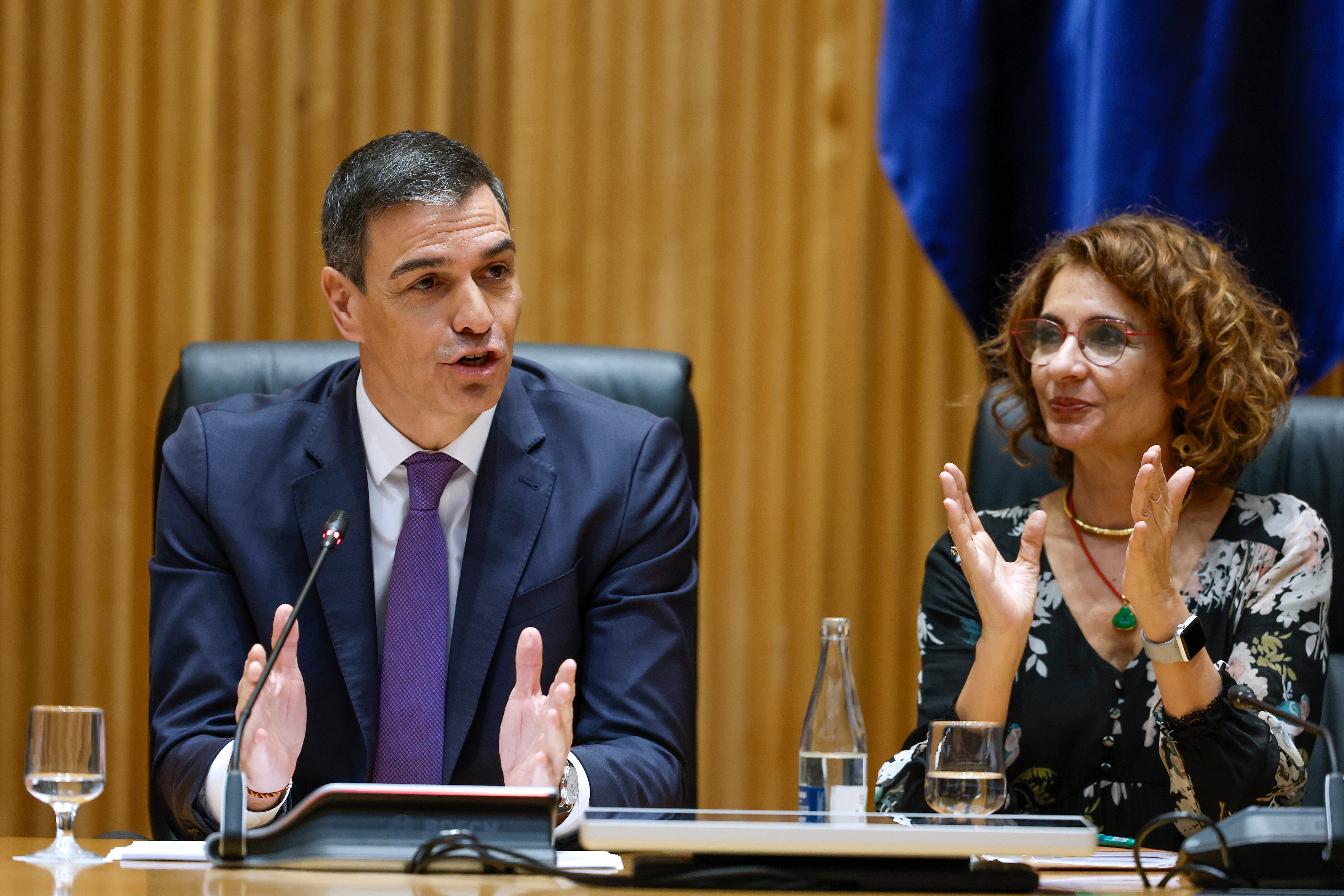 El presidente del Gobierno y secretario general del PSOE, Pedro Sánchez, acompañado de la vicepresidenta primera del Gobierno de España y ministra de Hacienda, María Jesús Montero.