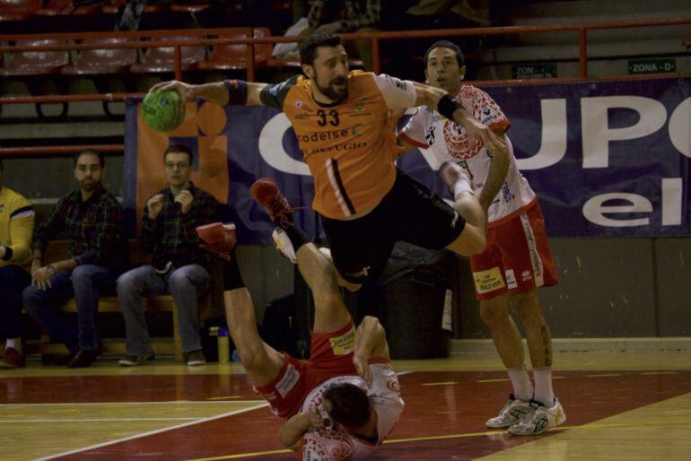 Un jugador del Torrelavega se dipone a lanzar sobre la portería del Nava Viveros Herol.