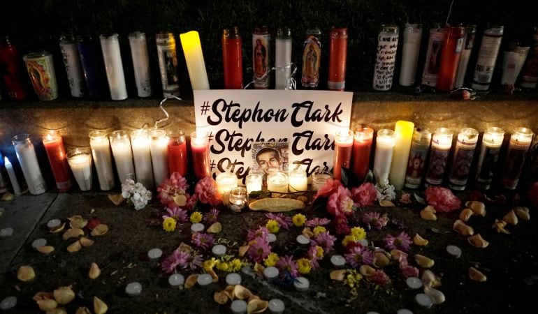 Velas encendidas en memoria del fallecido Stephon Clark en Sacramento.