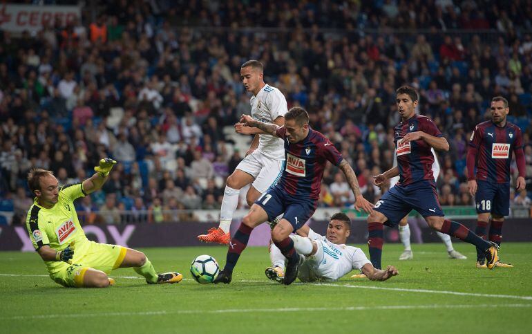 Ruben Pena disputa un balón con Casemiro. 