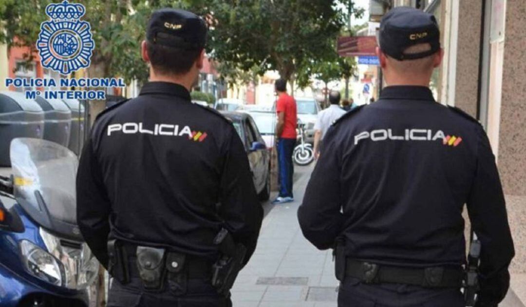 Agentes de la Policía Nacional en una patrulla por la calle