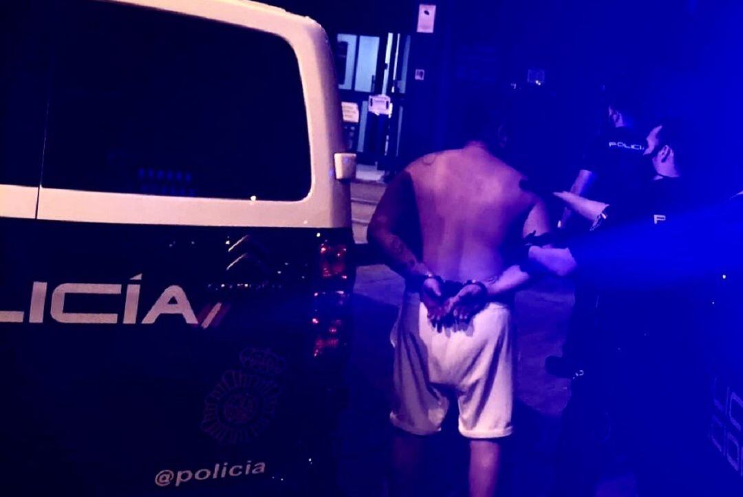 Imagen del detenido en su traslado a dependencias policiales