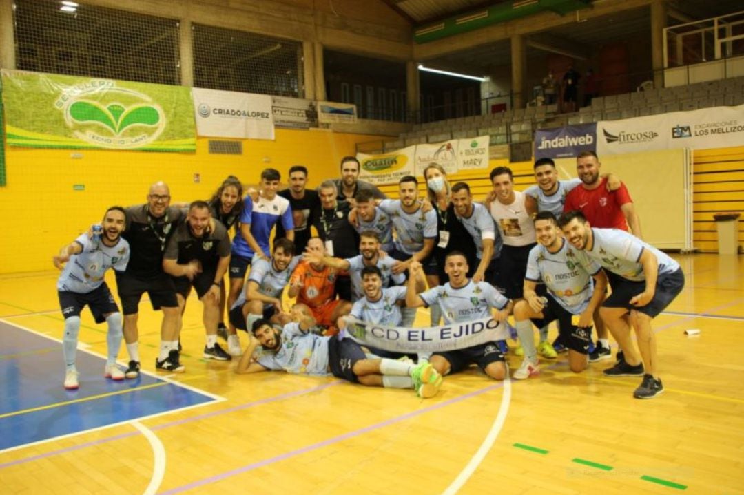 Los jugadores del CD El Ejido celebrando el ascenso a Segunda.