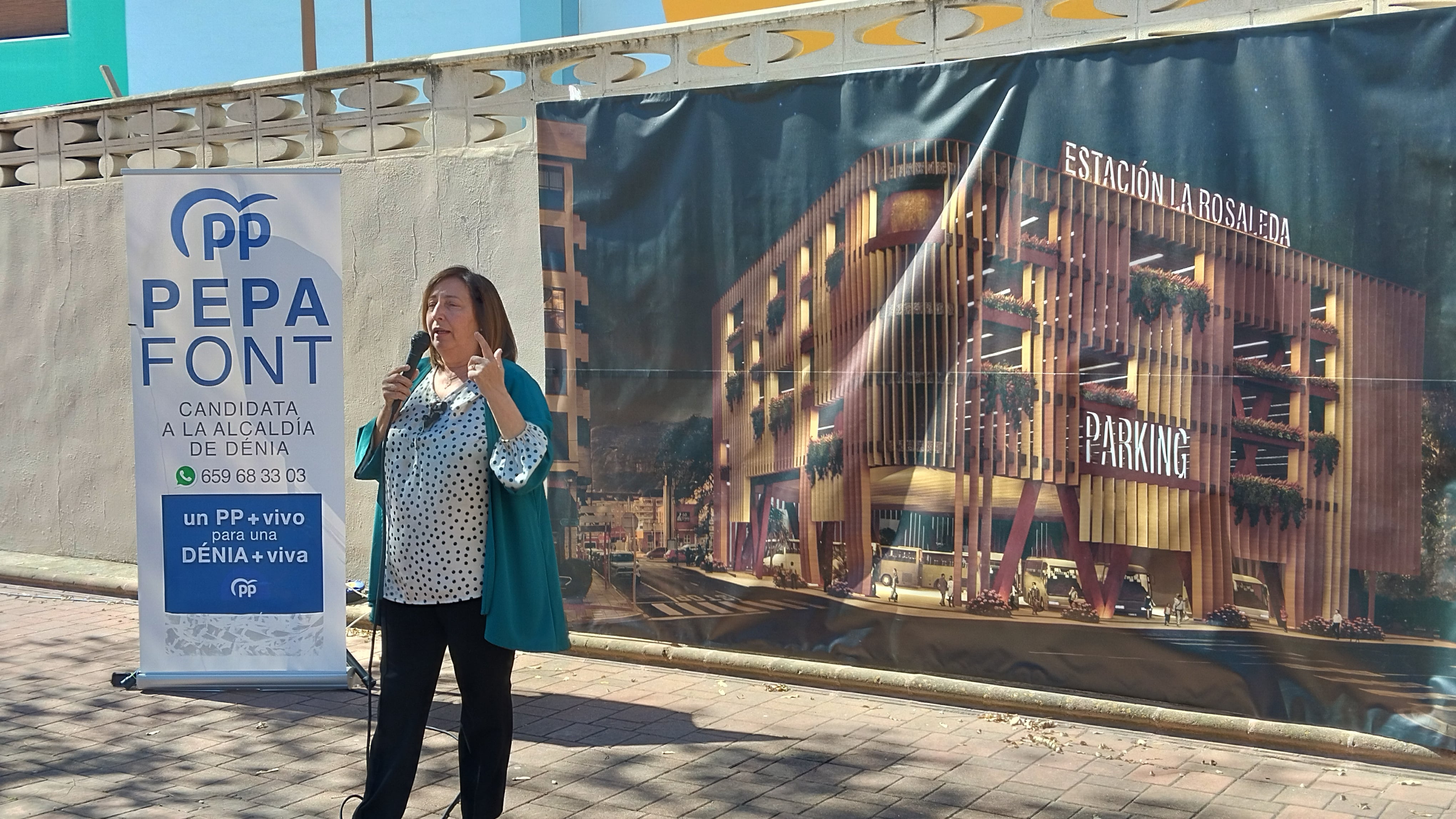 Pepa Font, candidata del PP a la alcaldía de Dénia, en la presentación de la propuesta de nueva estación de autobuses y aparcamiento en altura.