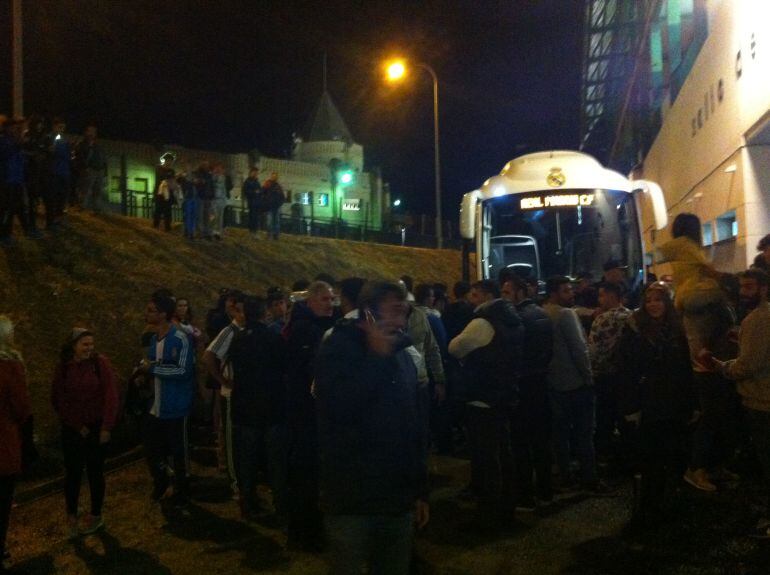 Numerosos aficionados esperando a Zidane y los suyos 