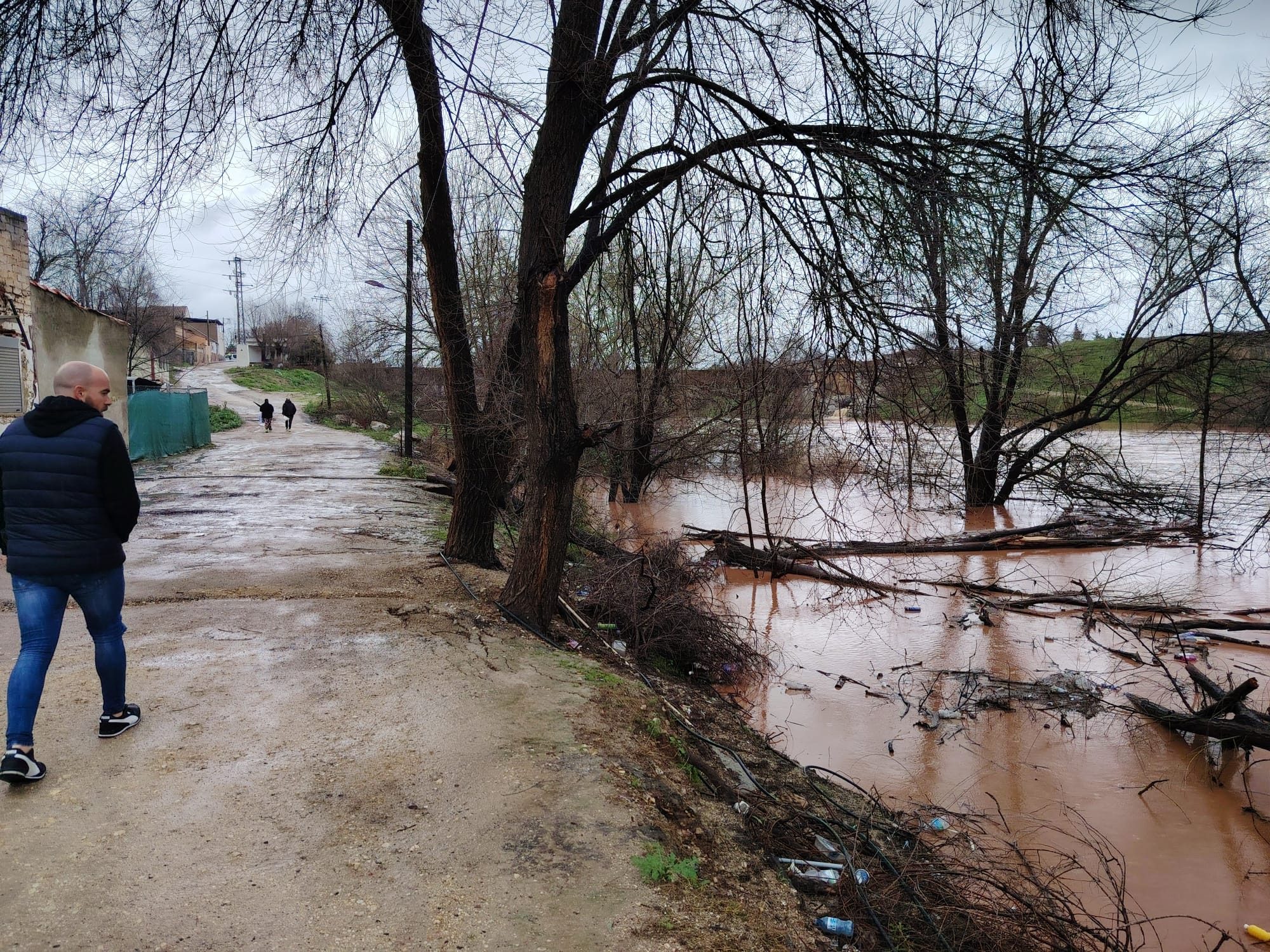 Crecida del río Guadalimar, observada por vecinos de la zona.