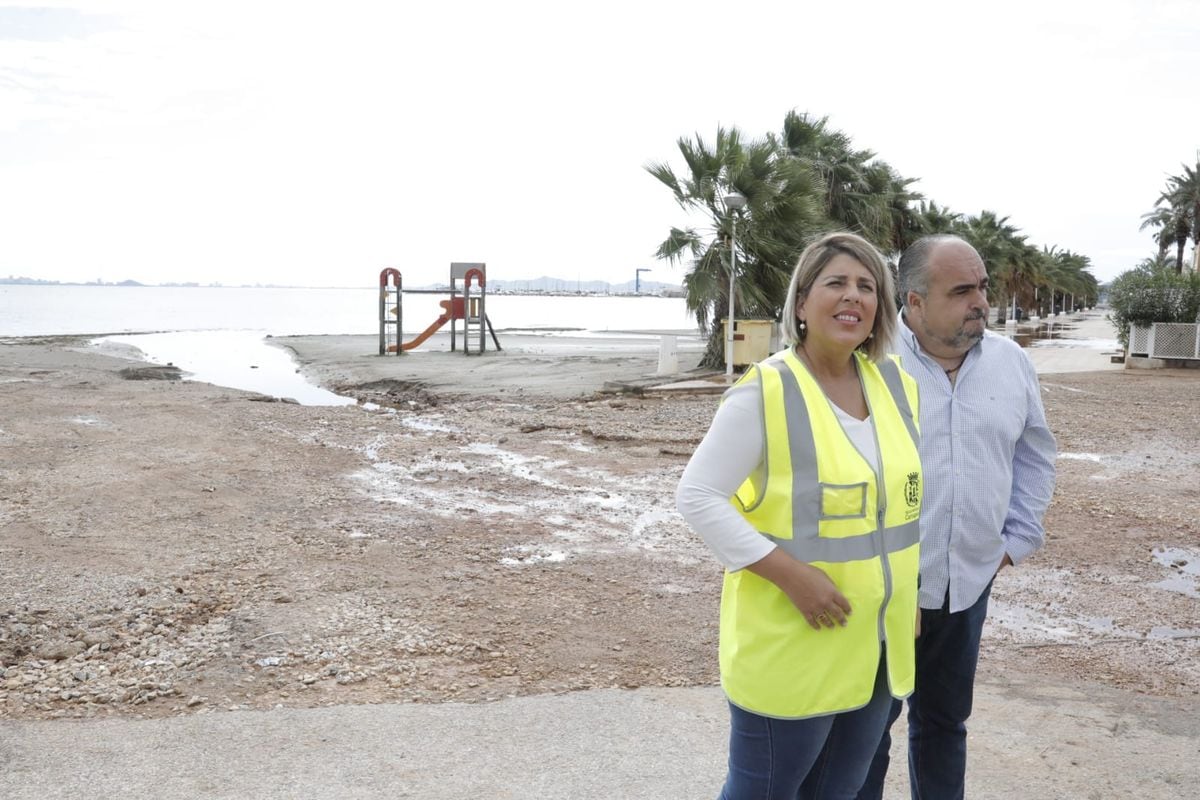 Visita a Los Urrutias donde se están llevando a cabo trabajos de limpieza tras las lluvias