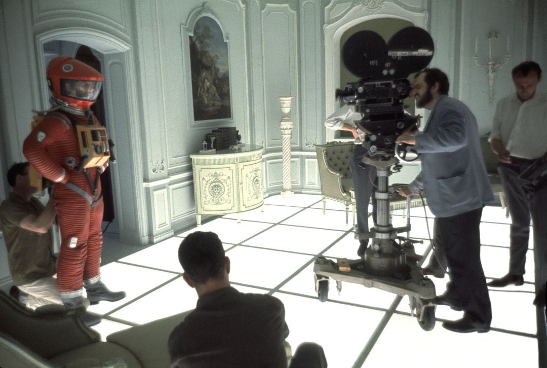 Stanley Kubrick, durante el rodaje de &#039;2001: una odisea en el espacio&#039; en 1966. Dentro del traje espacial está el actor americano Keir Dullea.