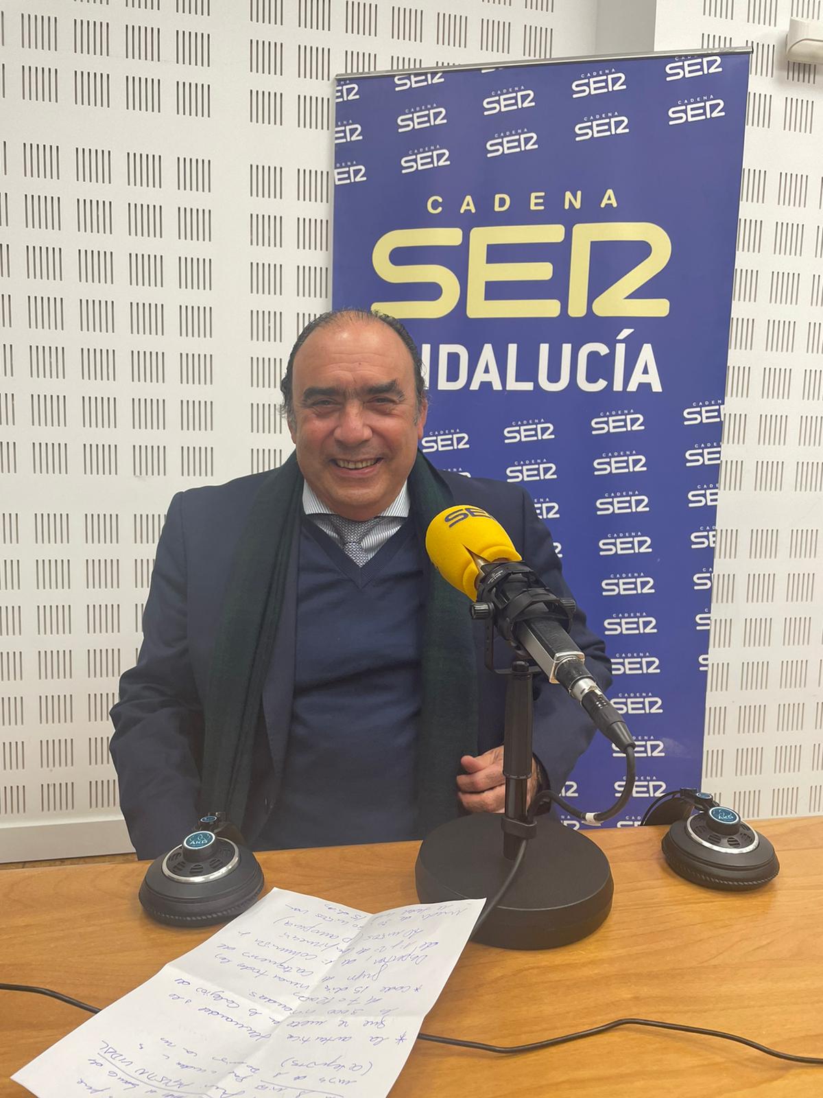 El hermano mayor de Los Gitanos, José María Flores, en el estudio de Radio Sevilla