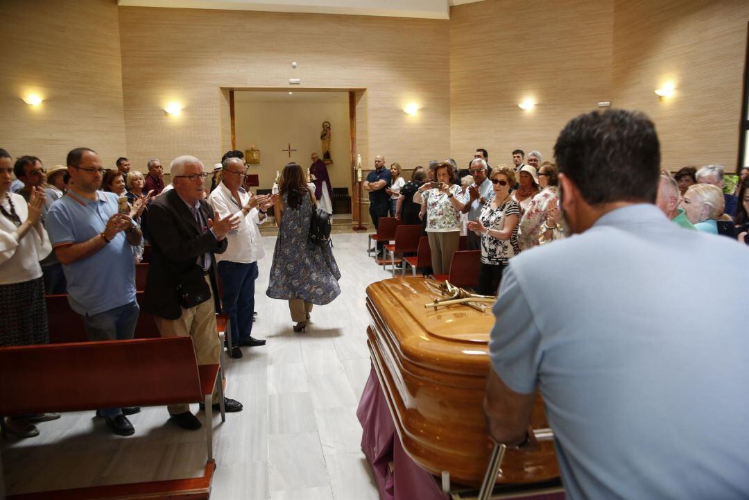 Féretro con los restos de Chicho Ibáñez Serrador en el cementerio de Granada