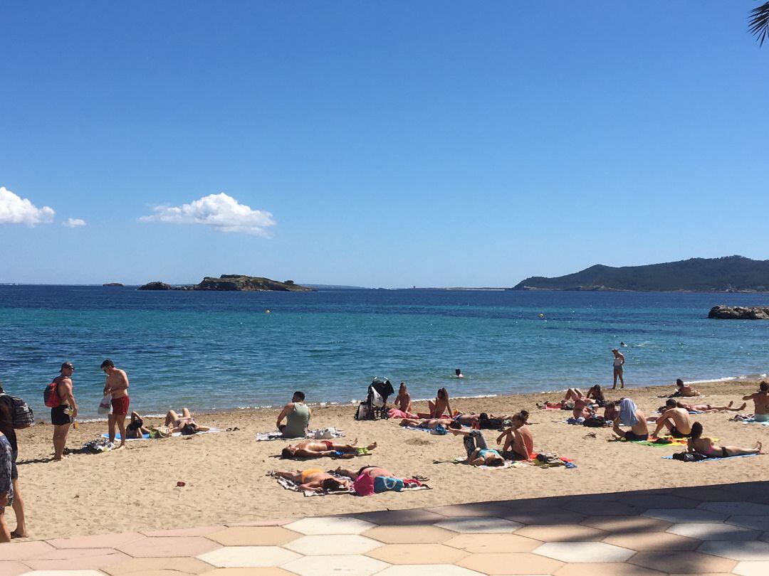 Imagen de archivo de turistas en una playa de Ibiza