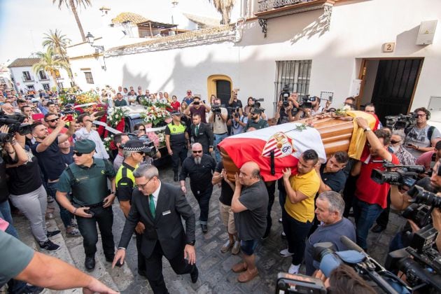 Los restos mortales del futbolista José Antonio Reyes, fallecido el sábado en un accidente de tráfico, a su llegada a la Iglesia de Santa María en Utrera, donde se ha celebrado la misa funeral.