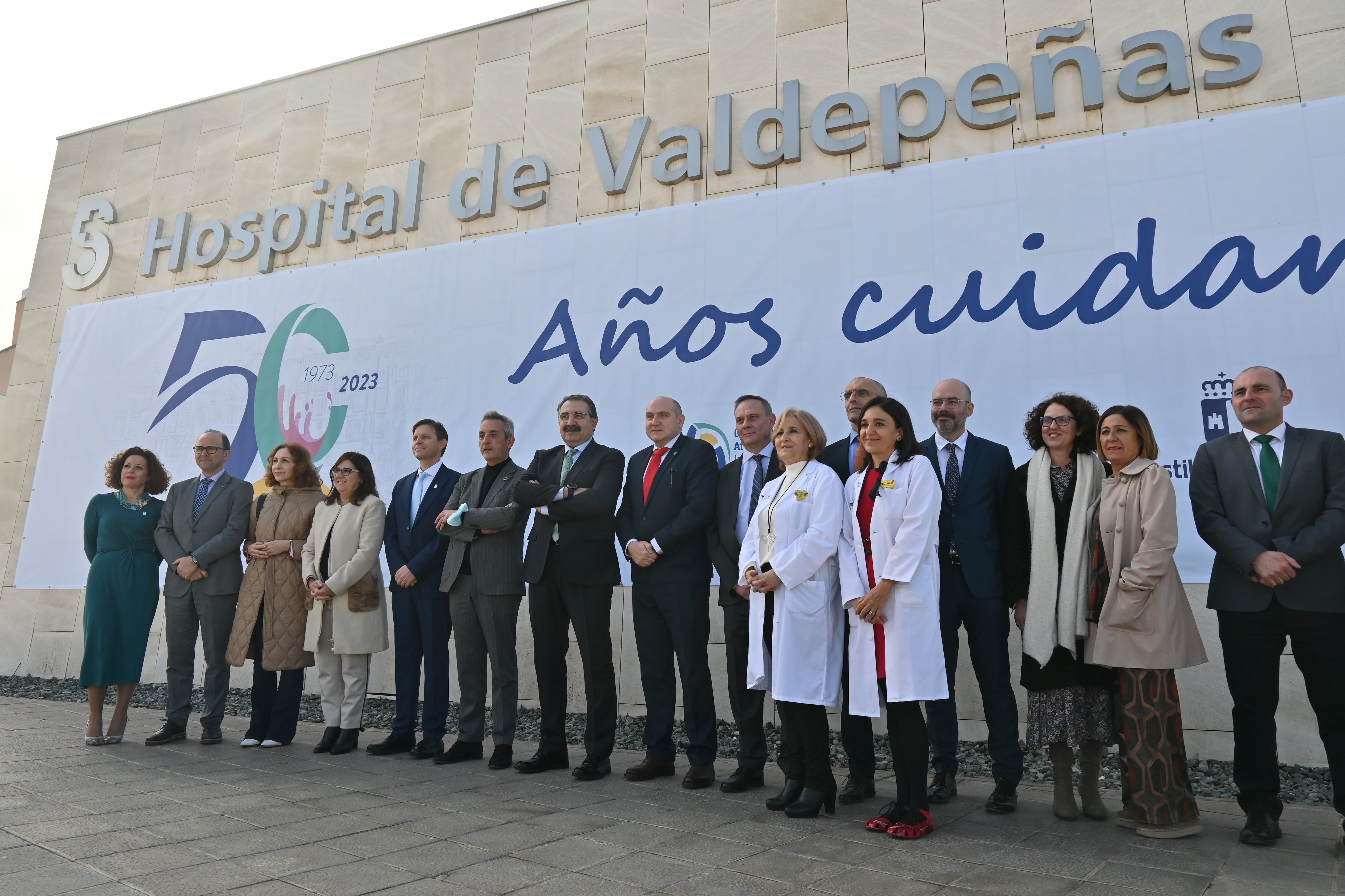 Foto de familia del acto institucional del 50 aniversario del Hospital de Valdepeñas (Ciudad Real)