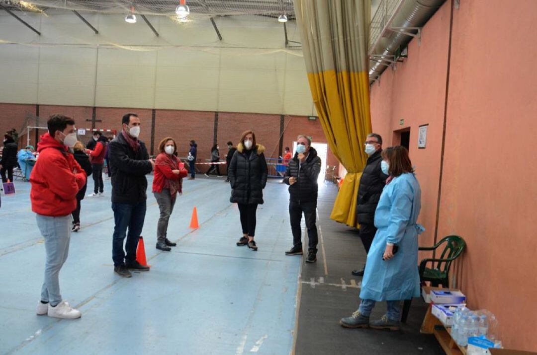 En la foto remitida por la Junta están el delegado territorial de esa administración, el alcalde de Palencia y la presidenta de la Diputación