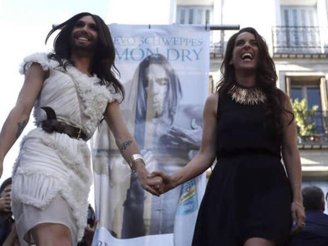 Conchita Wurst y la representante española en Eurovisión, Ruth Lorenzo, durante el pregón del Orgullo Gay en Madrid