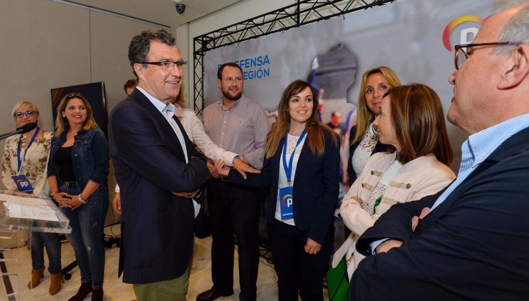 José Ballesta comentando los resultados de la noche electoral con parte de su equipo