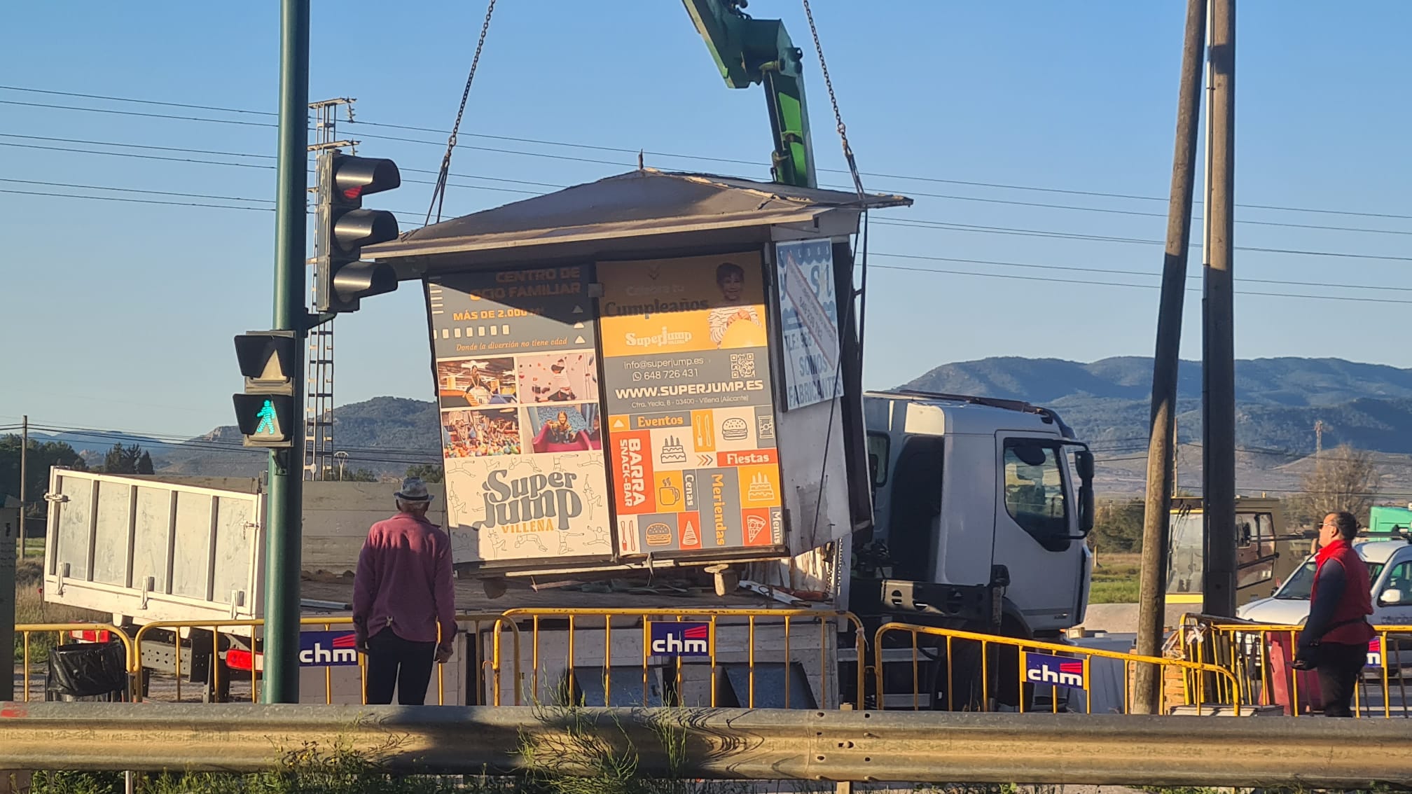 Trabajos para la retirada del kiosko