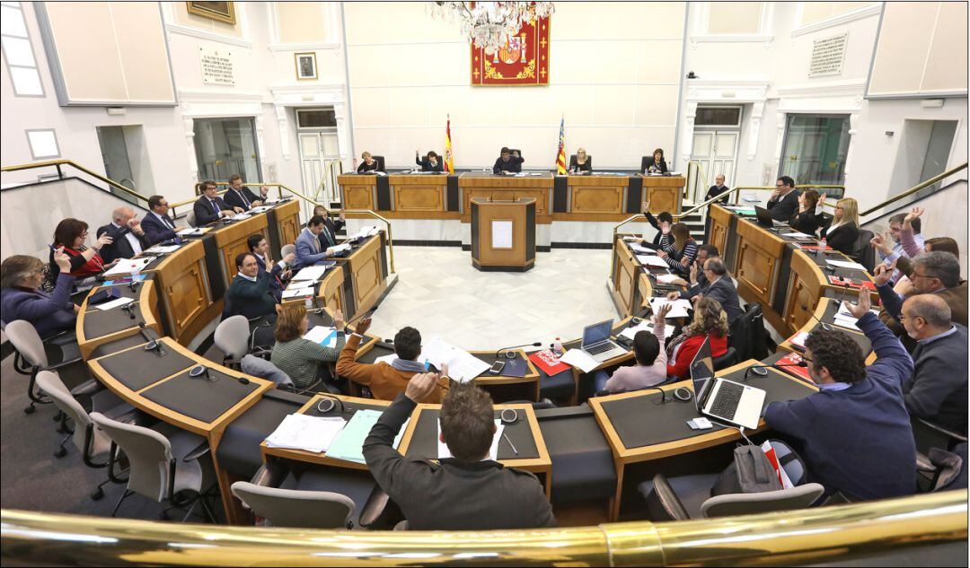 Una votación en el pleno de diciembre de la Diputación que se ha celebrado hoy.