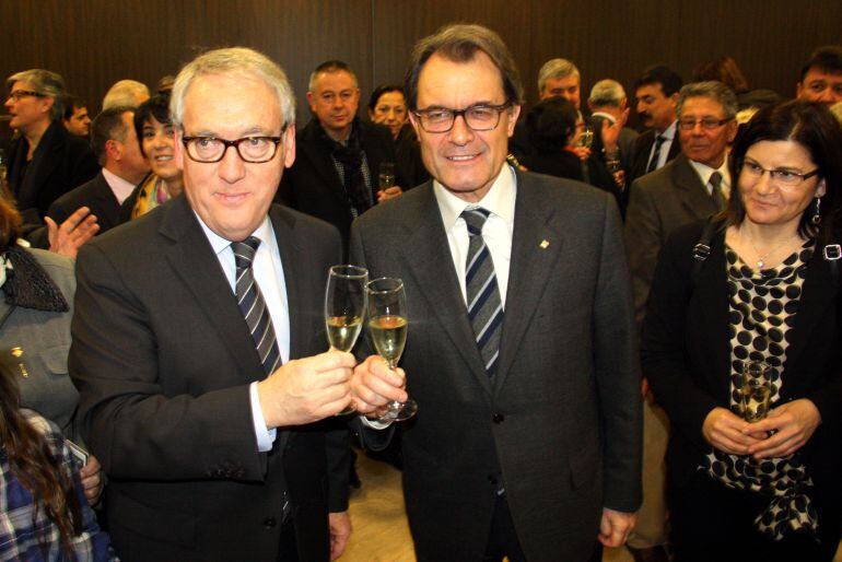 El president Mas i l'alcalde de Vila-seca, Josep Poblet, bridant amb cava després de l'acte de proclamació