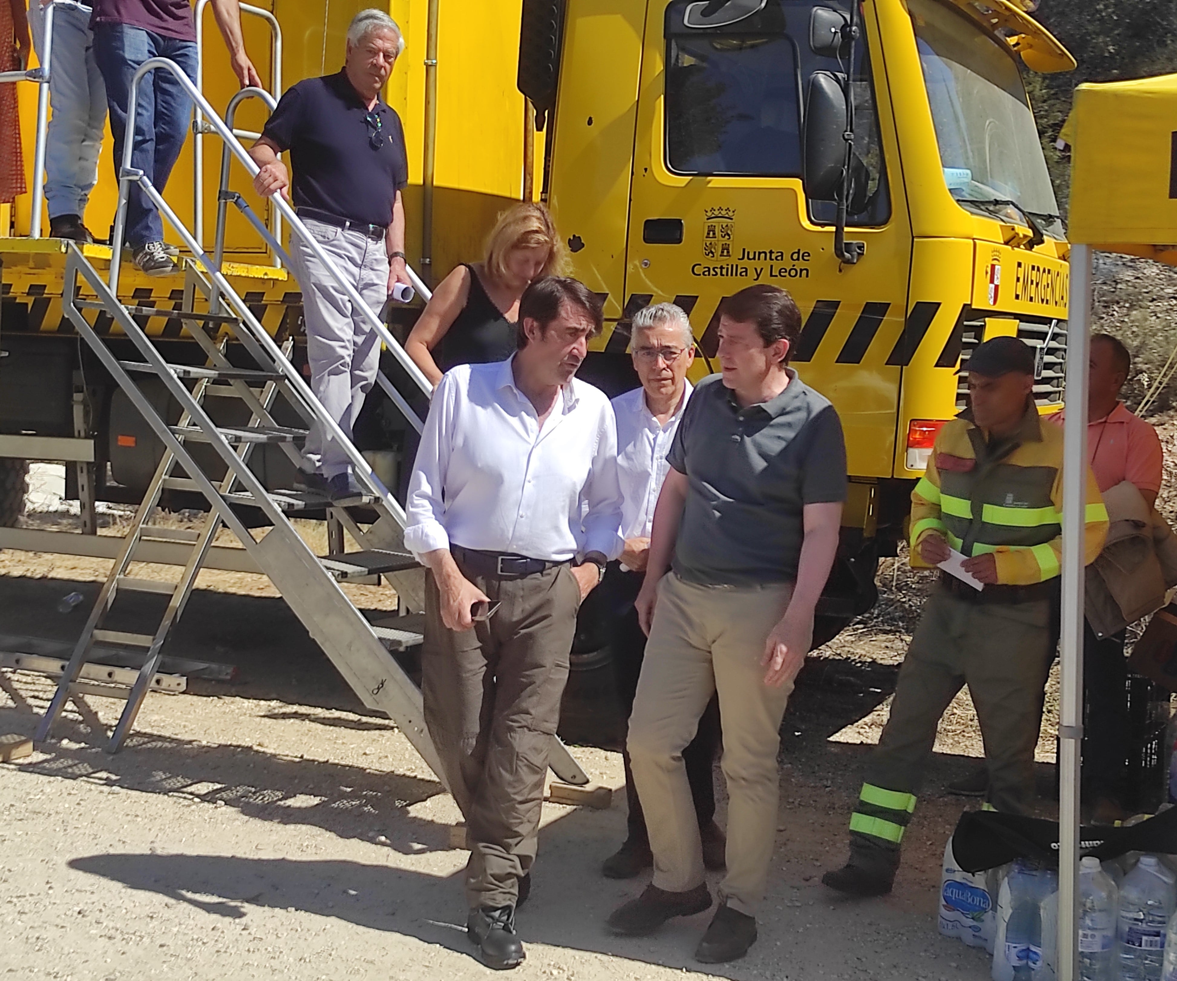 El presidente de la Junta de Castilla y León, Alfonso Fernández Mañueco -derecha-, en el Puesto de Mando Avanzado de extinción del incendio junto a Roberto Saiz, delegado territorial de la Junta en Burgos, y Juan Carlos Suárez-Quiñones, consejero de Medio Ambiente. / Foto: Radio Castilla