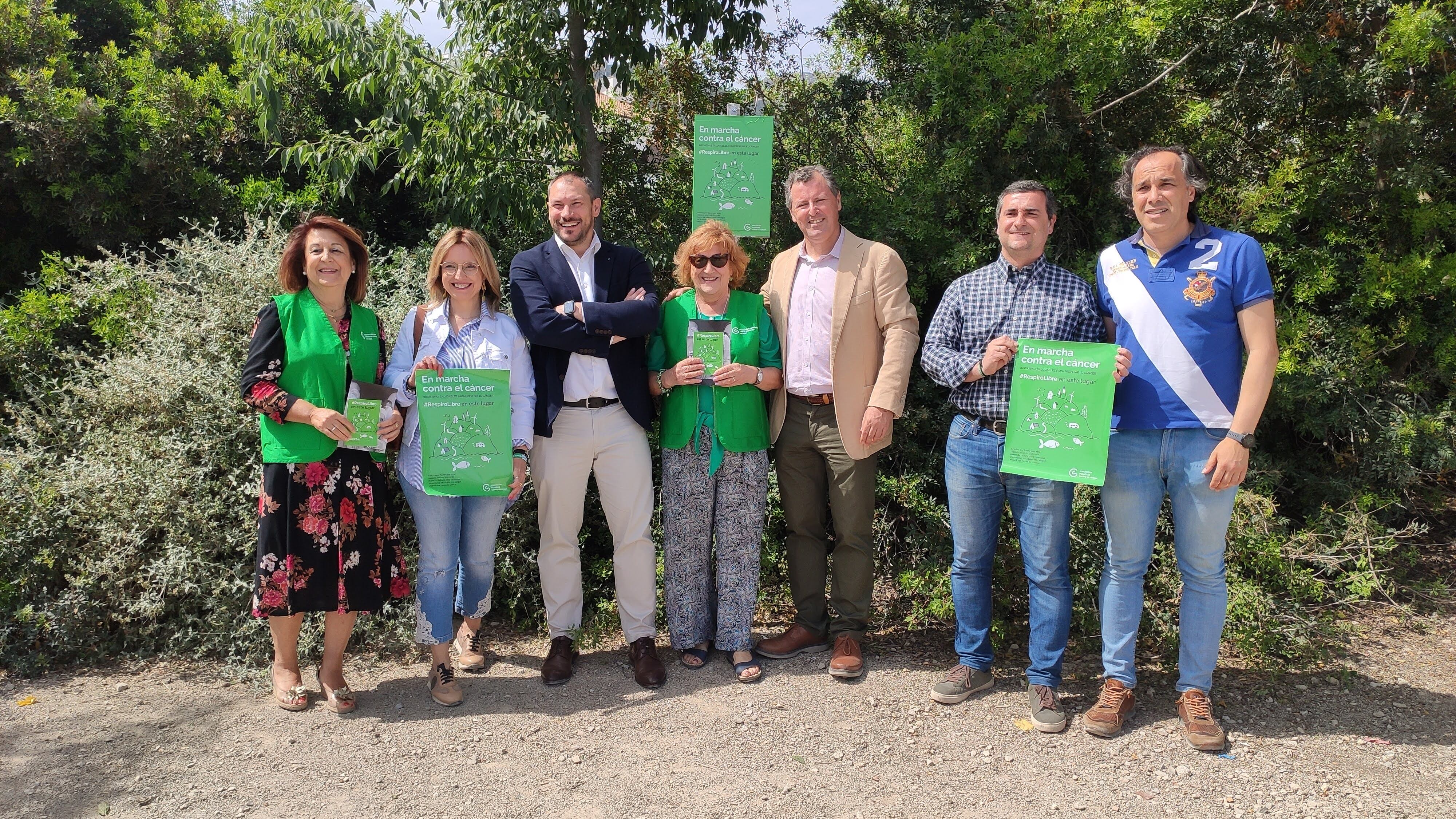 Representantes de la AECC en Jaén, con su presidente Antonio Ruano a la cabeza, el diputado de Medio Ambiente, Pedro Bruno y representantes de los municipios por los que pasa la Vía Verde como Jaén, Torredonjimeno o Torredelcampo.