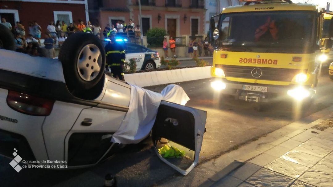 Bomberos del Consorcio acuden a atender al vehículo siniestrado.