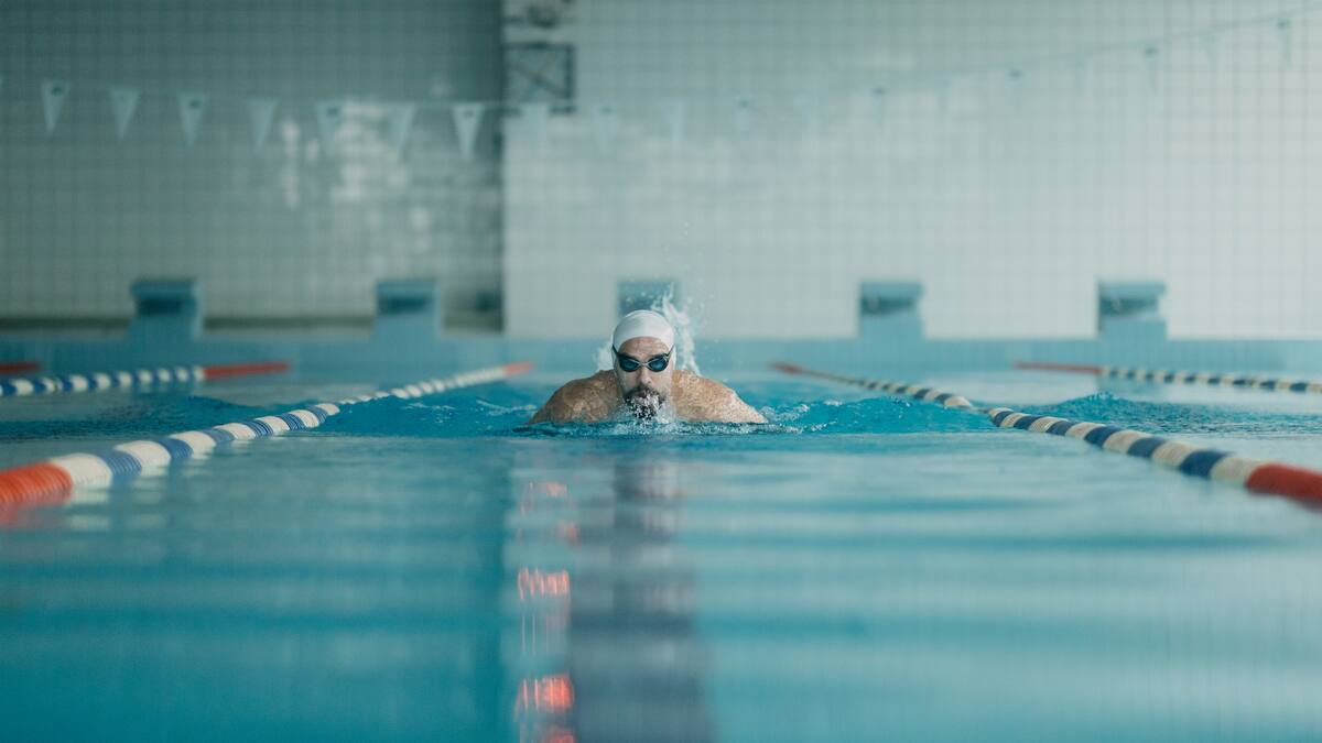 El alcalde de Pinto, Diego Ortiz, repasa el proyecto de centro deportivo con piscina que el municipio quiere incluir en el PIR