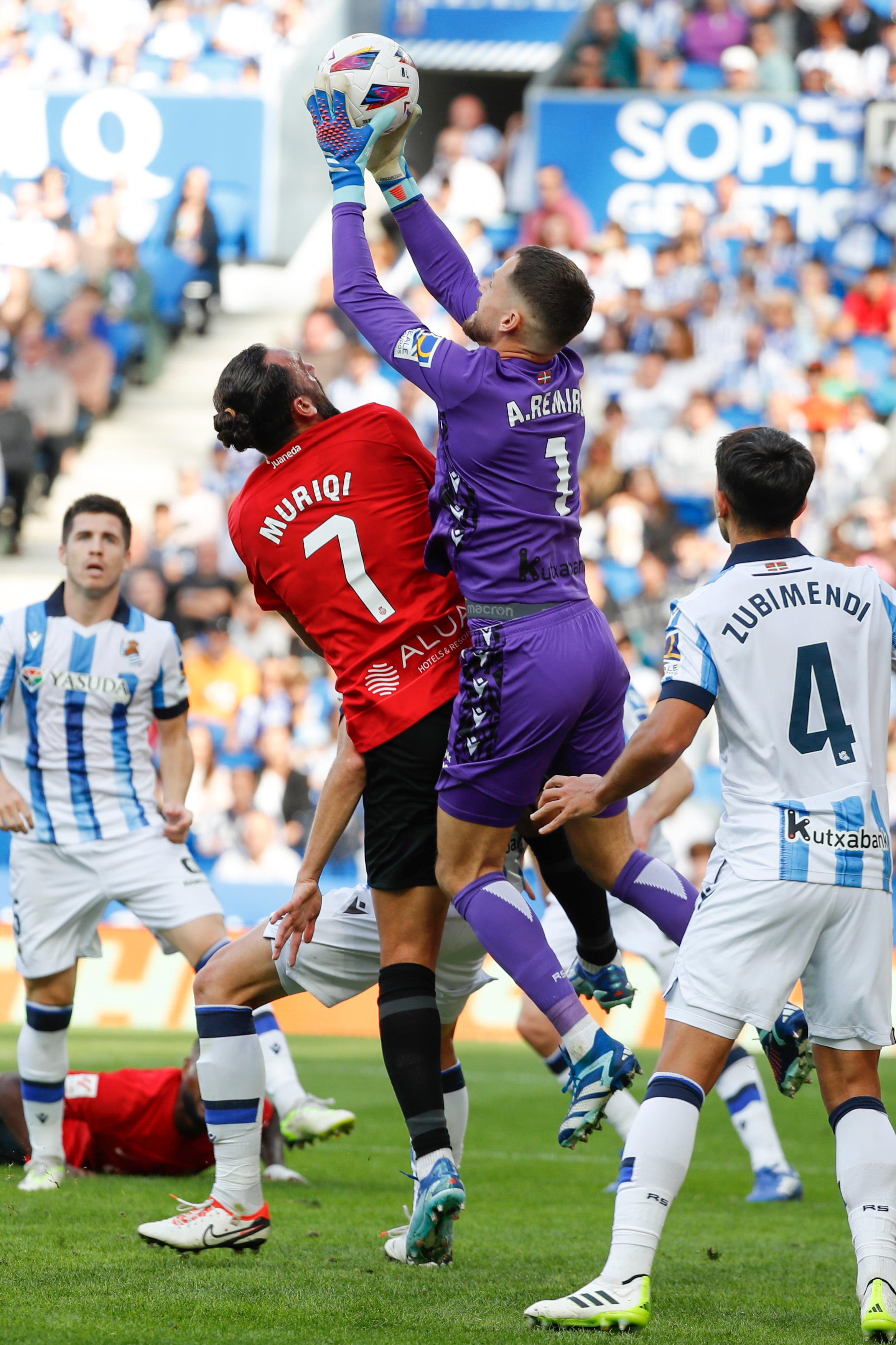 SAN SEBASTIÁN, 21/10/2023.-El guardamenta de la Real Sociedad Alex Remiro (2d) atrapa un balón ante Vedat Muriqi (ci), delantero kosovar del RCD Mallorca durante el partido de la jornada de Liga de Primera División disputado en el estadio de Anoeta, en San Sebastián. EFE/Juan Herrero
