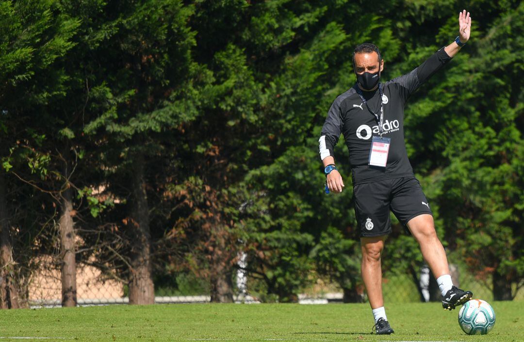 José Luis Oltra, dirigiendo el entrenamiento en el campo nº1 de la Albericia.