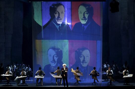 Fotografía facilitada por el Teatro Real del actor John Easterlin (c), en el papel de Andy Warhol, junto a otros actores, en un momento de los ensayos de la ópera &#039;El americano perfecto&#039; del estadounidense Philip Glass