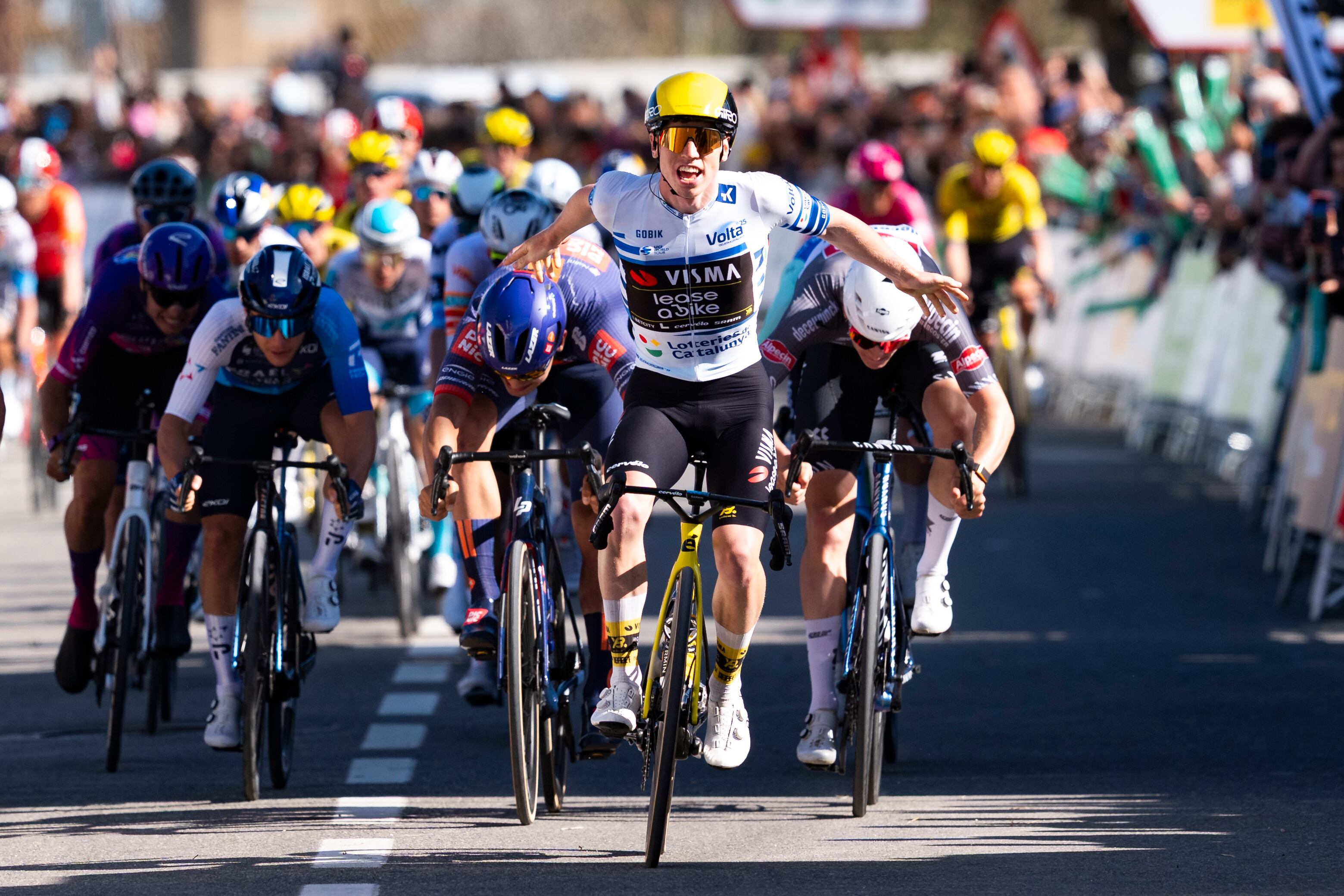 El británico Matthew Brennan celebra su victoria en la quinta etapa de la Volta Ciclista a Catalunya