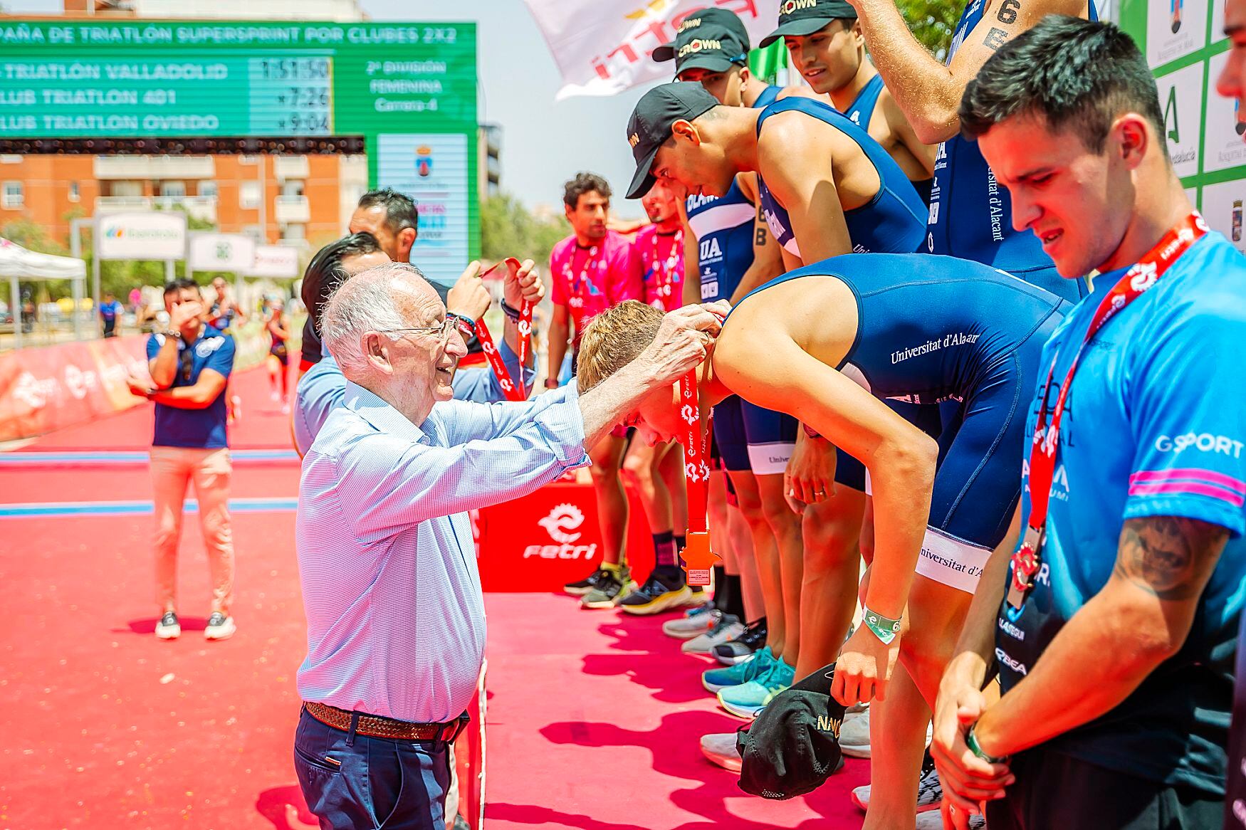 Gabriel Amat colgando una medalla al ganador.