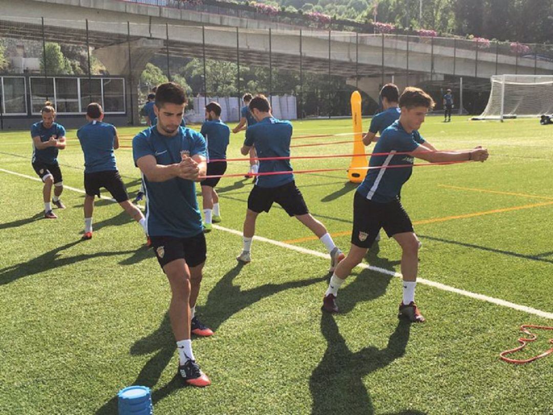 Un moment de l'entrenament del FC Andorra abans del partit d'aquesta tarda.