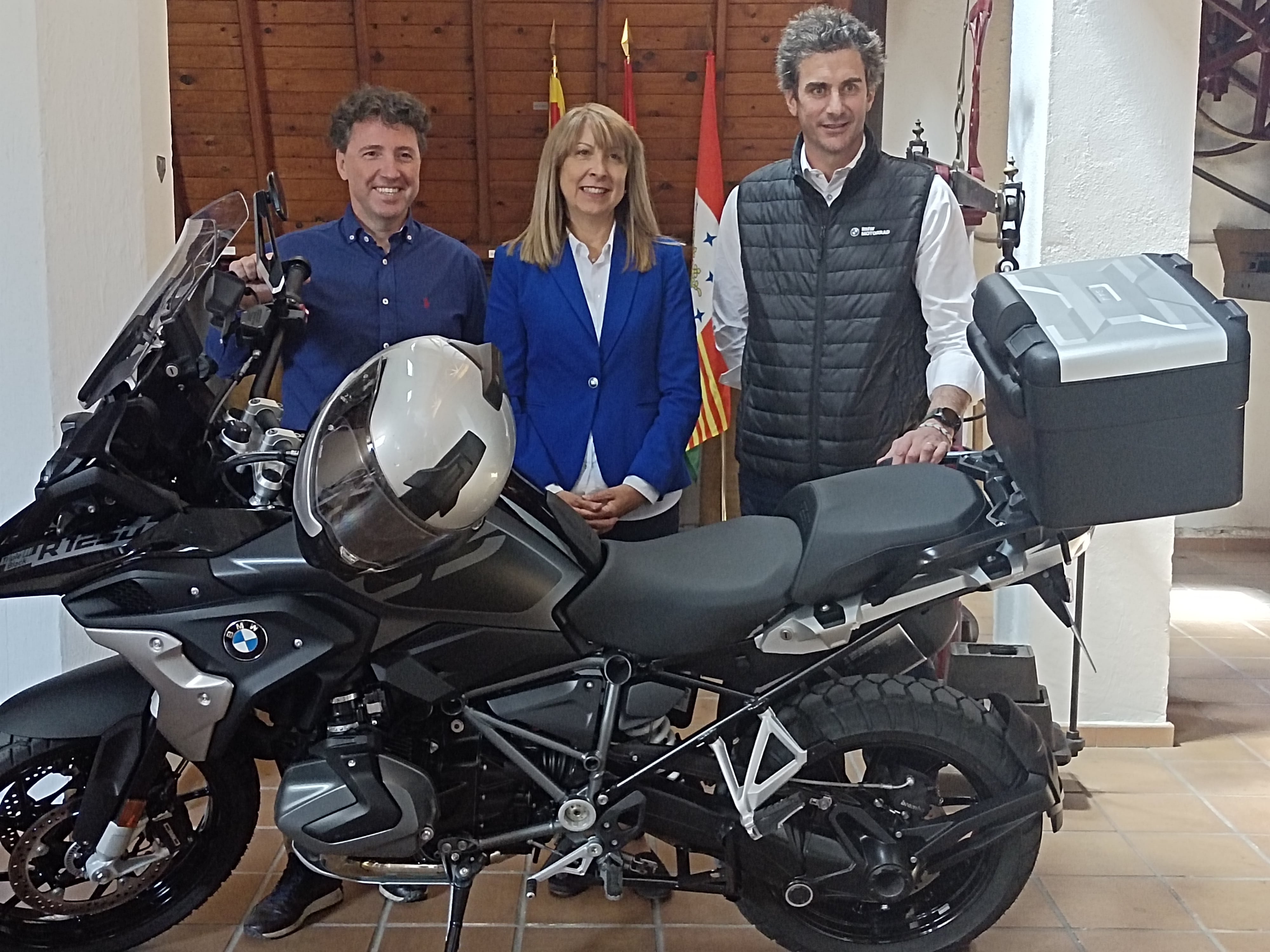 Fernando Blasco, de Tu Huesca, Berta Fernández, alcaldesa de Sabiñánigo, y el representante de BMW Motorrad, en la presentación de la XIX Edición