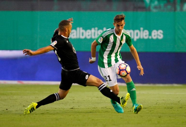 Fabián Ruiz pugna por un balón en un partido con el Real Betis