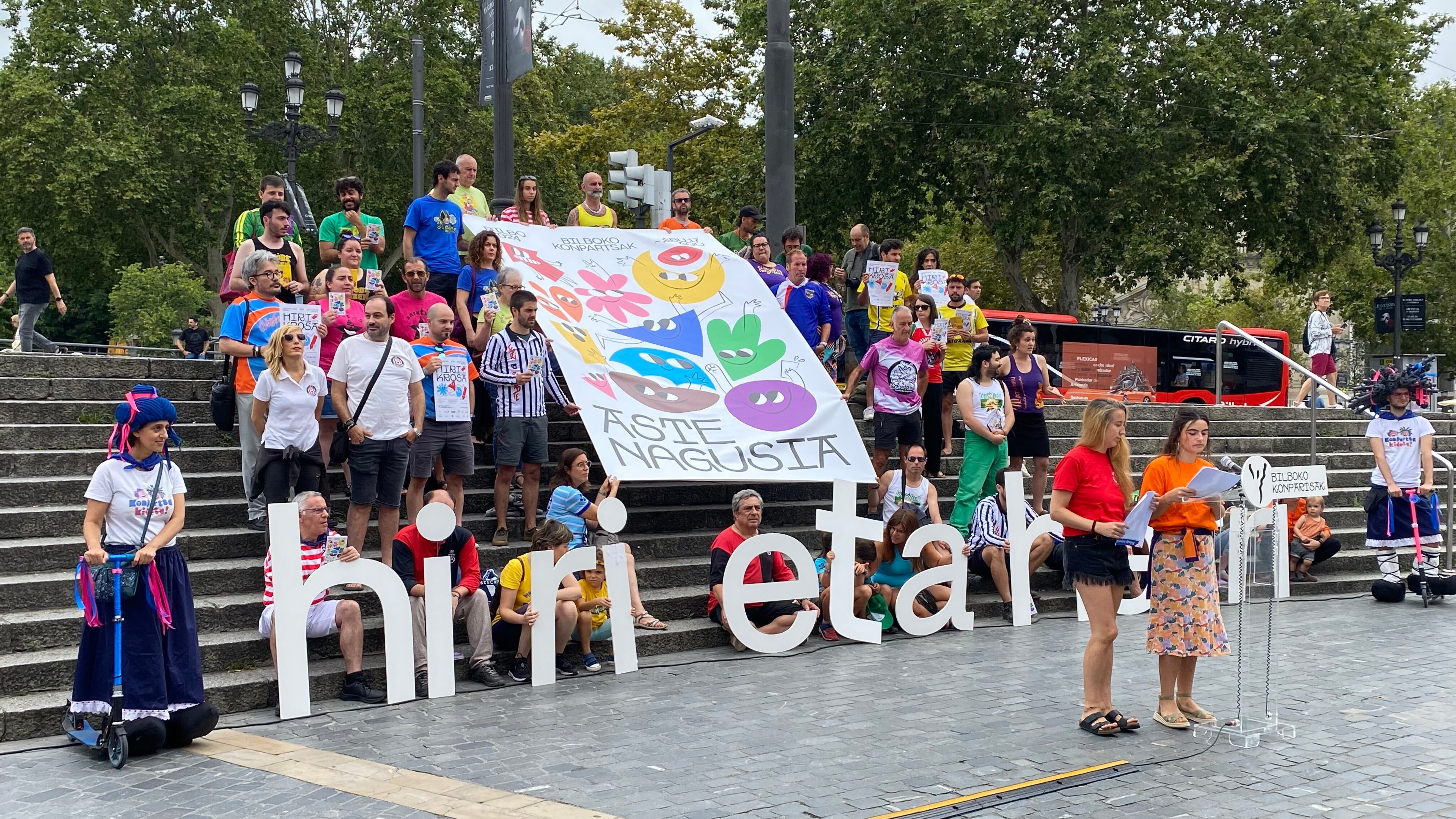 Bilboko Konpartsak en el acto de presentación de su programa para la Aste Nagusia 2024.