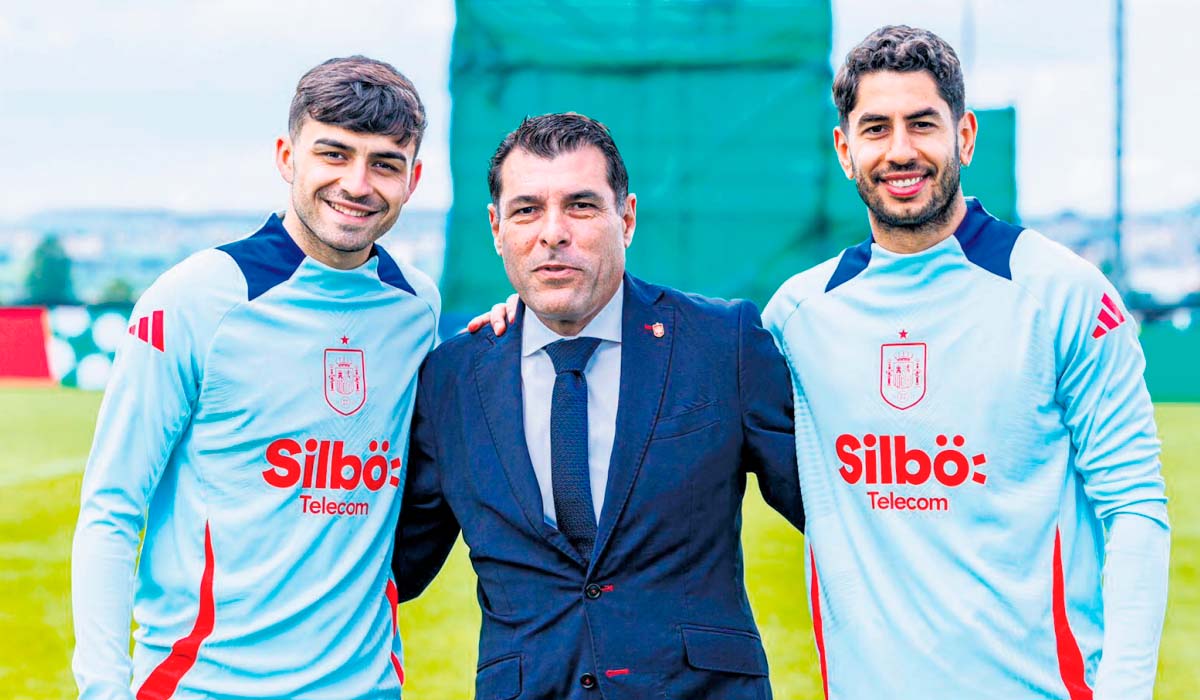 Pedri y Ayoze Pérez, junto al presidente de la Federación intersinsular de Fútbol de Tenerife, Alejandro Morales Mansito.