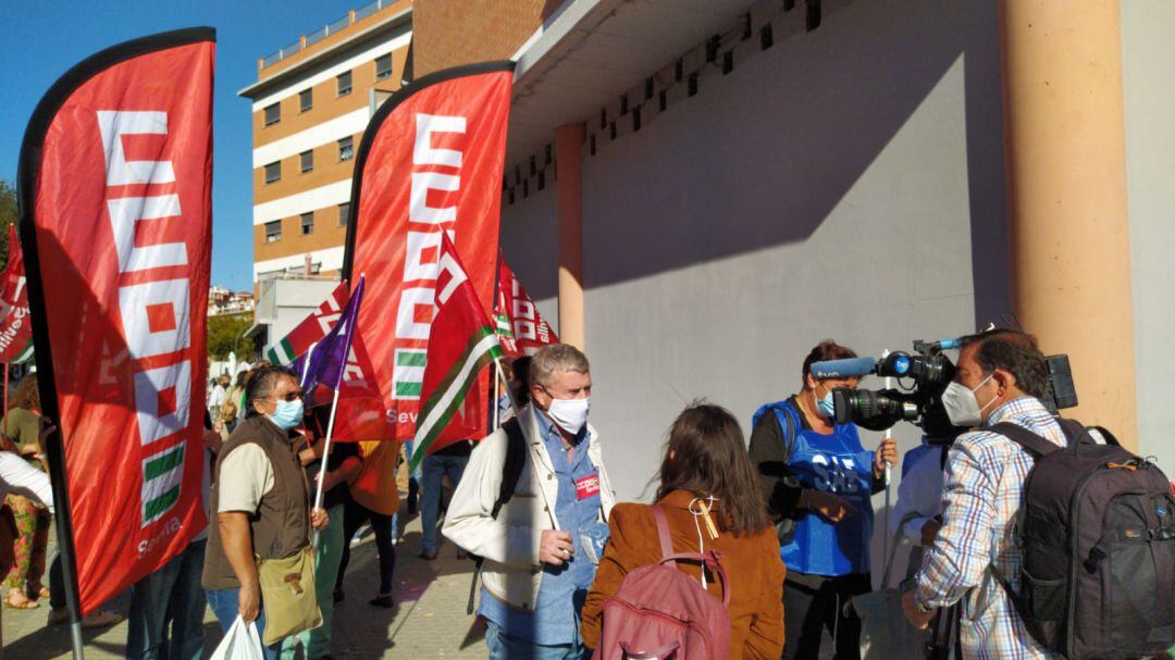 Protestas de sanitarios a las puertas del Centro de Salud Alamillo.