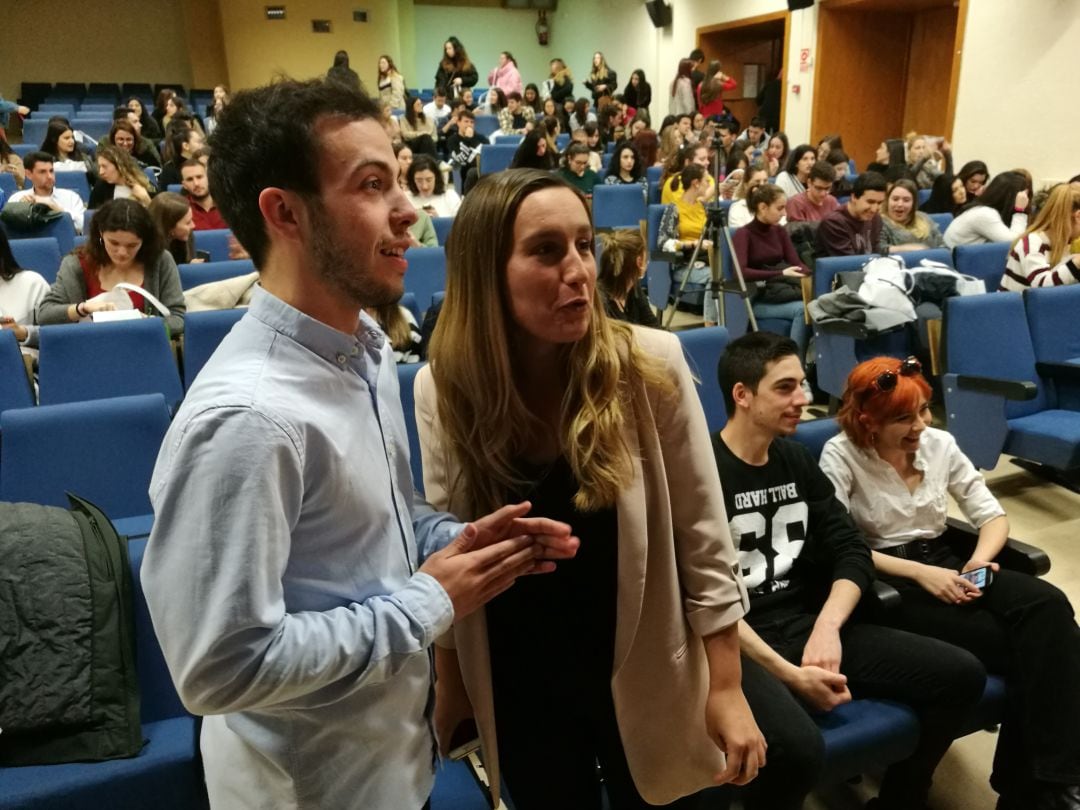 Pedro Fúnez presidente del comité organizador del XI festival Publicatessen conversa con mienbros de la organización antes de la inauguración de este festival 