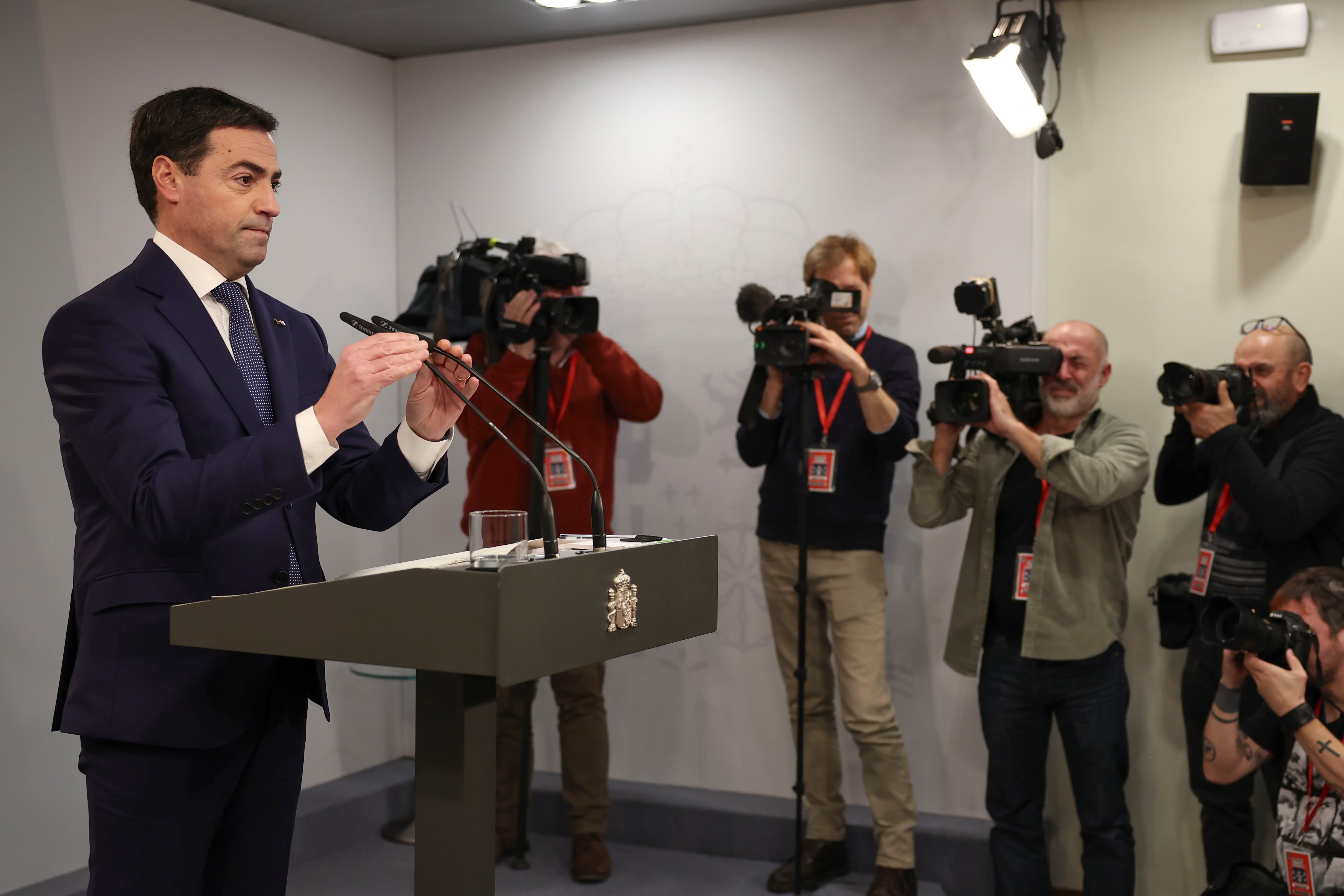 El lehendakari, Imanol Pradales, ofrece una rueda de prensa tras la reunión que ha mantenido con el presidente del Gobierno, Pedro Sánchez, este martes en el Palacio de la Moncloa.