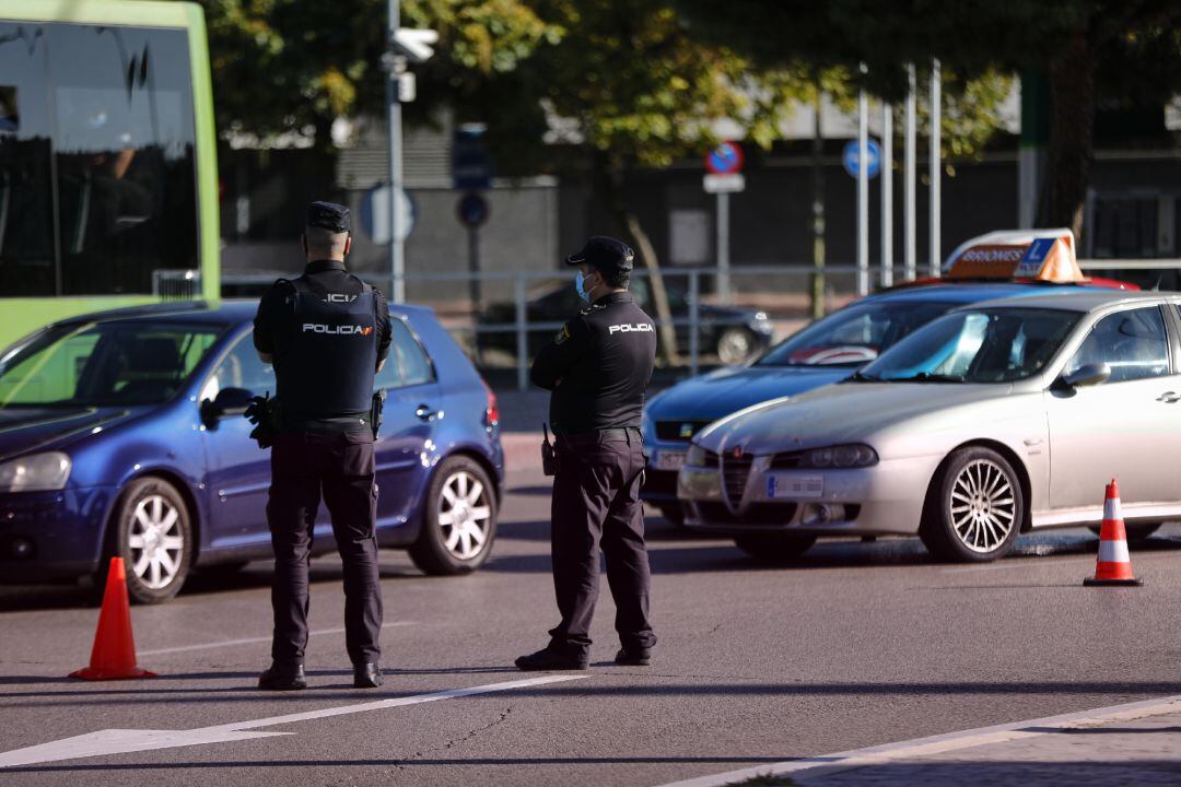 Dos agentes de la Policía Nacional durante un control policial en una calle de Móstoles, Madrid (España)