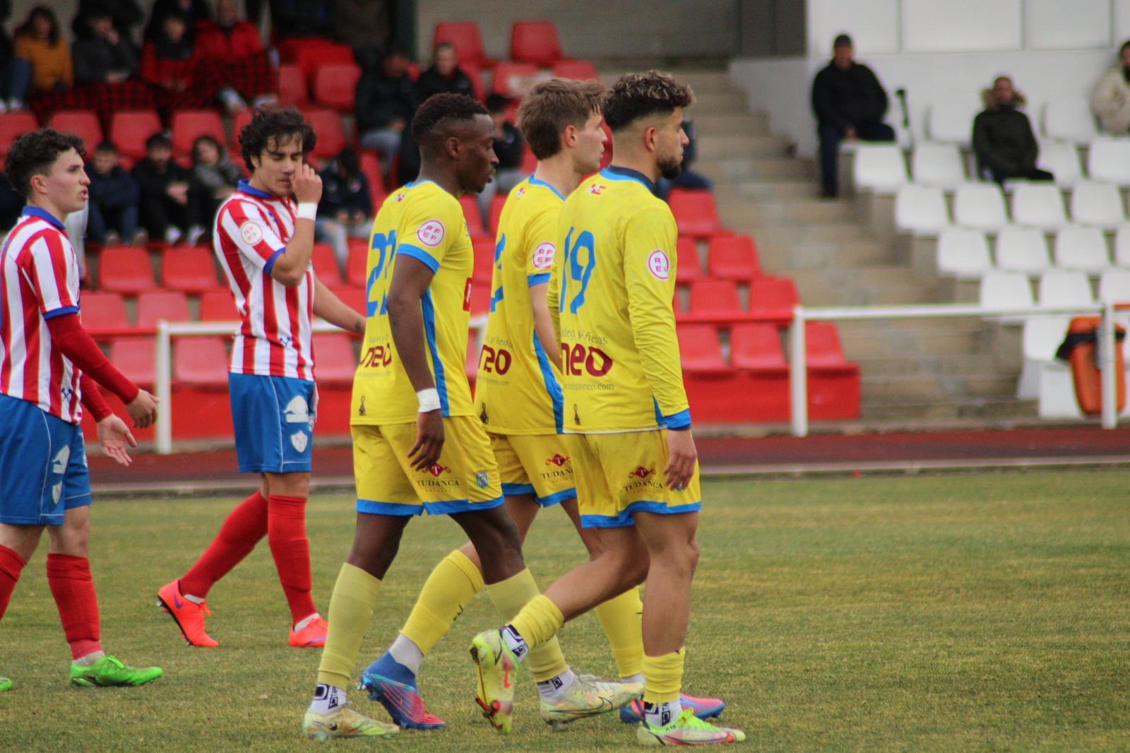 Ayoub (d) sumó su 10º gol de la temporada ante el Bembibre y está a tres del pichichi del grupo, Edipo (13)