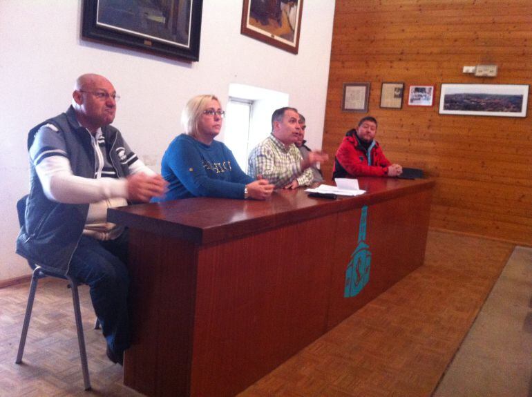 Reunión en la sede la asociación de vecinos de San Lorenzo para hacer entrega a los afectados por el incendio de la calle Coca del dinero recaudado.