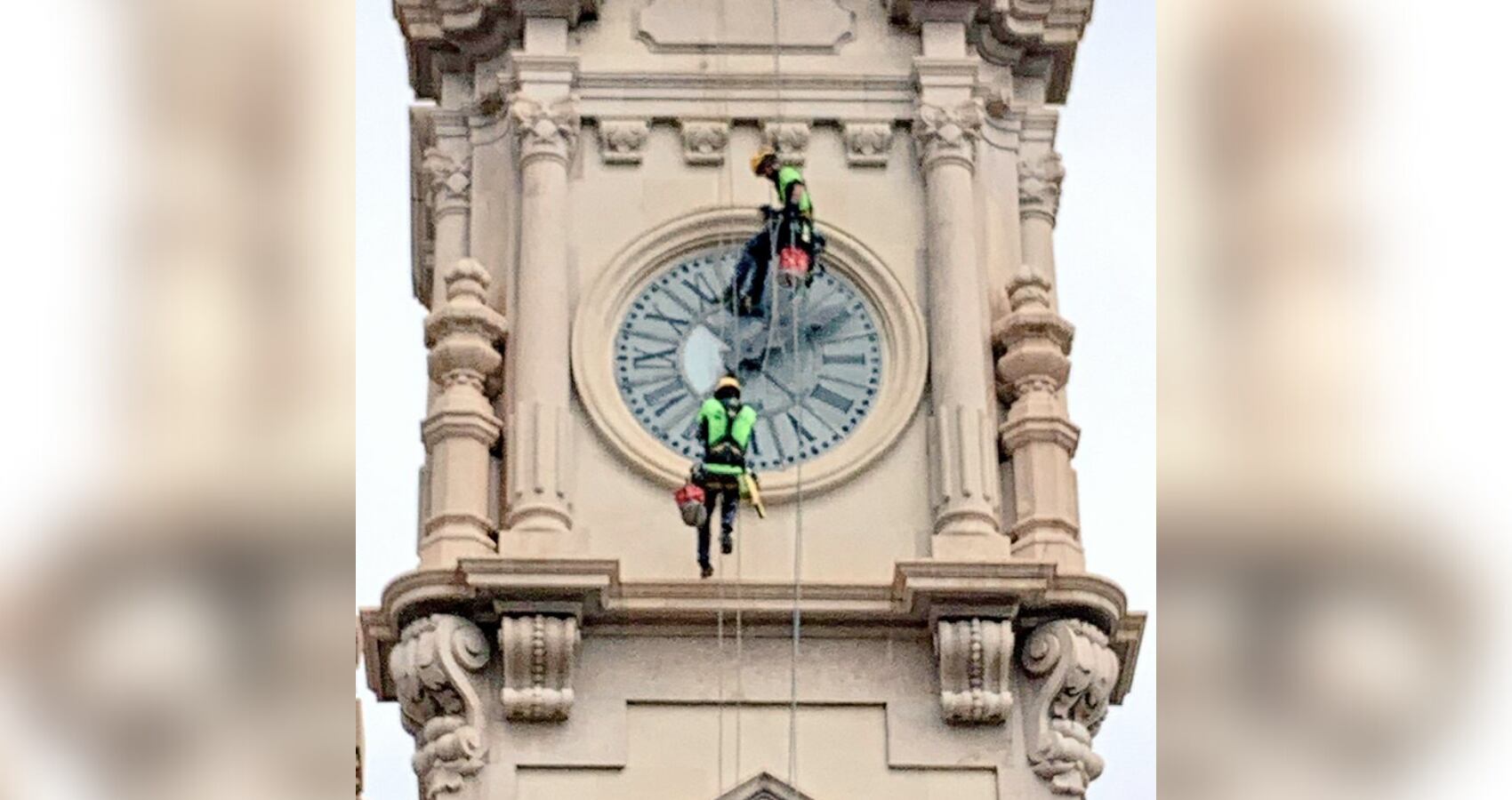 Operarios ponen a punto el reloj del Ayuntamiento de València