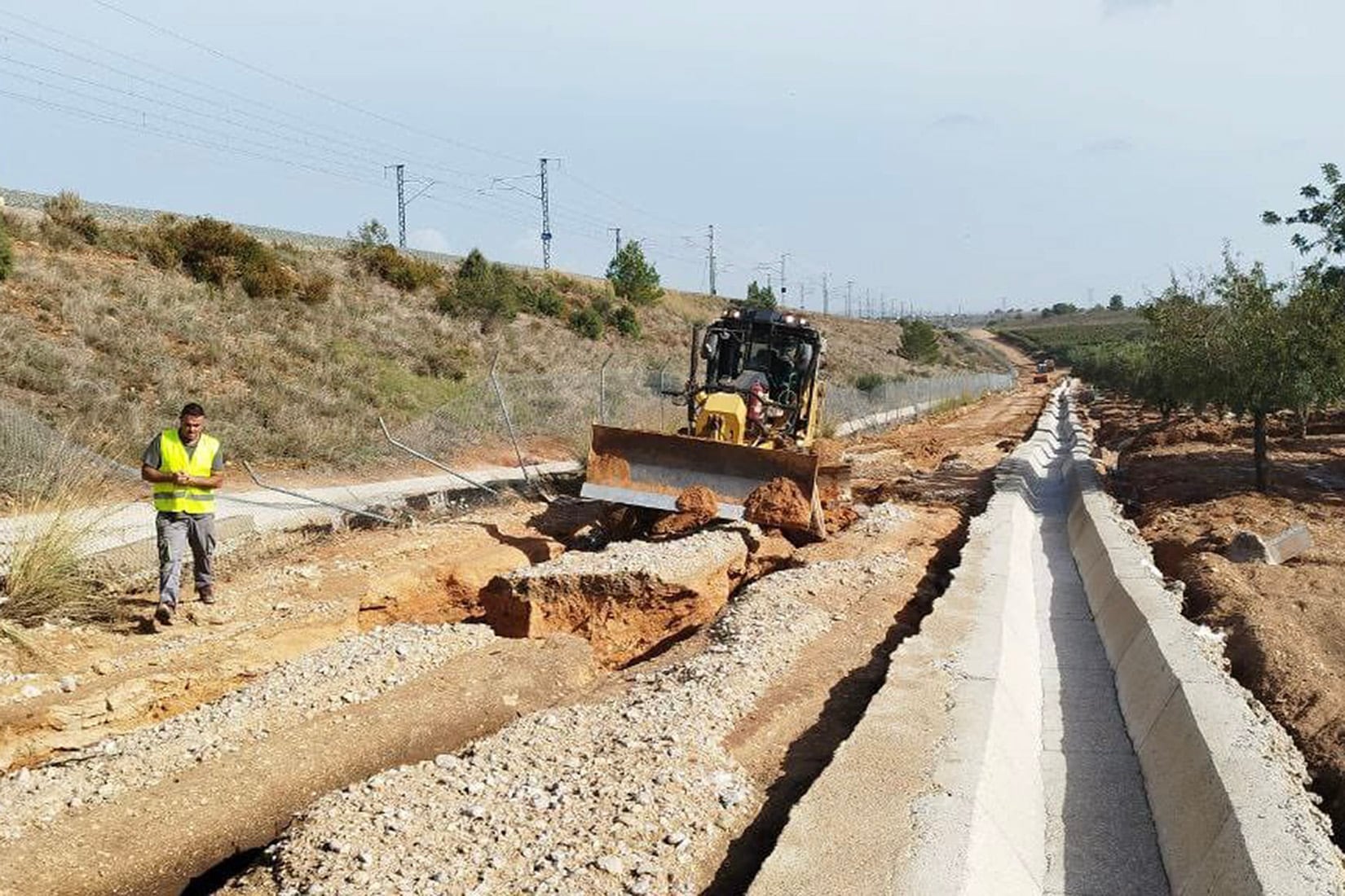 CHIVA, 31/10/2024.- Unos operarios trabajan en la reposición de la línea de ferrocarril en el tunel de Chiva y su entorno, afectada por la DANA, este miércoles. El gestor de la infraestructura ferroviaria, Adif, no podrá recuperar la operativa entre Madrid y Valencia al menos hasta dentro de 15 días o tres semanas, porque la infraestructura está muy dañada y han colapsado dos túneles, el de Chiva y el de Torrent, ha explicado en una rueda de prensa en Madrid  el ministro de Transportes y Movilidad Sostenible, Óscar Puente. EFE/Red social X del ministro Oscar Puente /  ***SOLO USO EDITORIAL/SOLO DISPONIBLE PARA ILUSTRAR LA NOTICIA QUE ACOMPAÑA (CRÉDITO OBLIGATORIO)***
