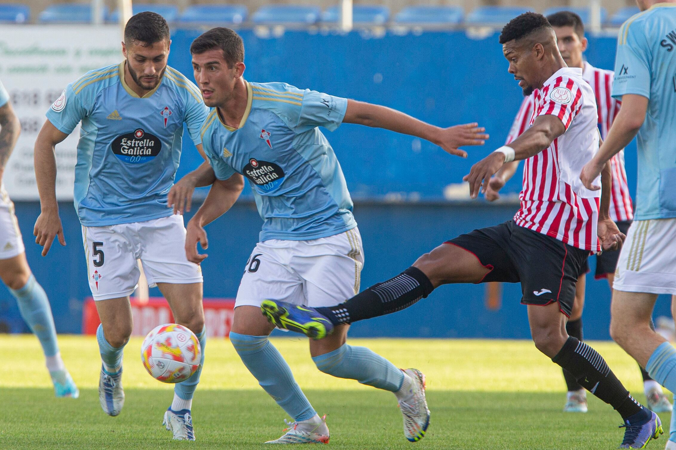 LORCA, (MURCIA), 13/11/2022.- El jugador del R.C Celta Carlos Domínguez (c), controla el balón ante la presión del jugador del C.D Algar Carlos Ventura (d), durante el partido de la primera ronda de la Copa de S.M el Rey, este domingo en el estadio Francisco Artes Carrasco de Lorca EFE/Marcial Guillén
