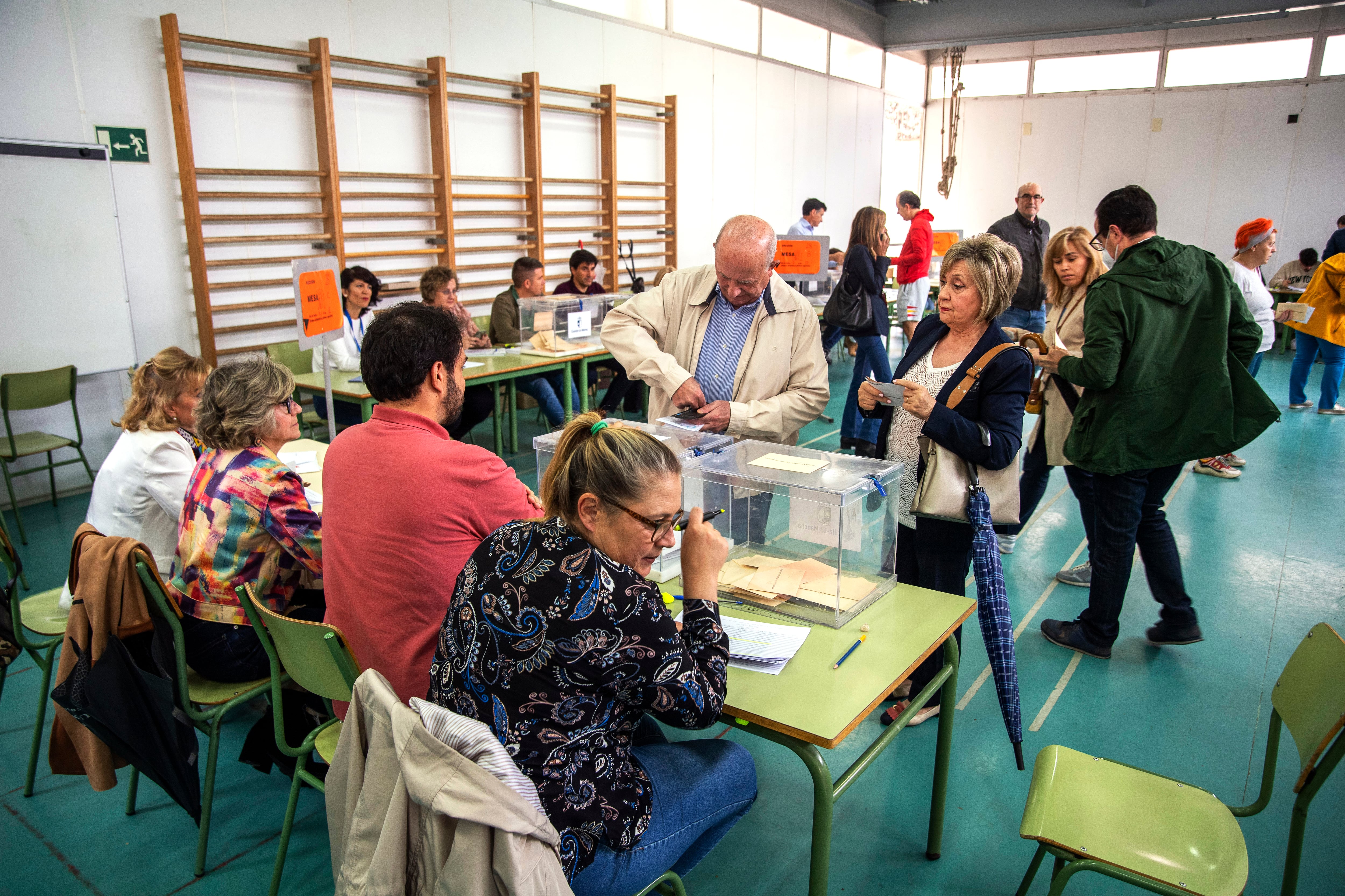 Electores votan en un colegio electoral.