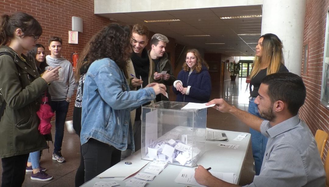 Alumnos de la UMH votan sobre monarquia o República en la UMH