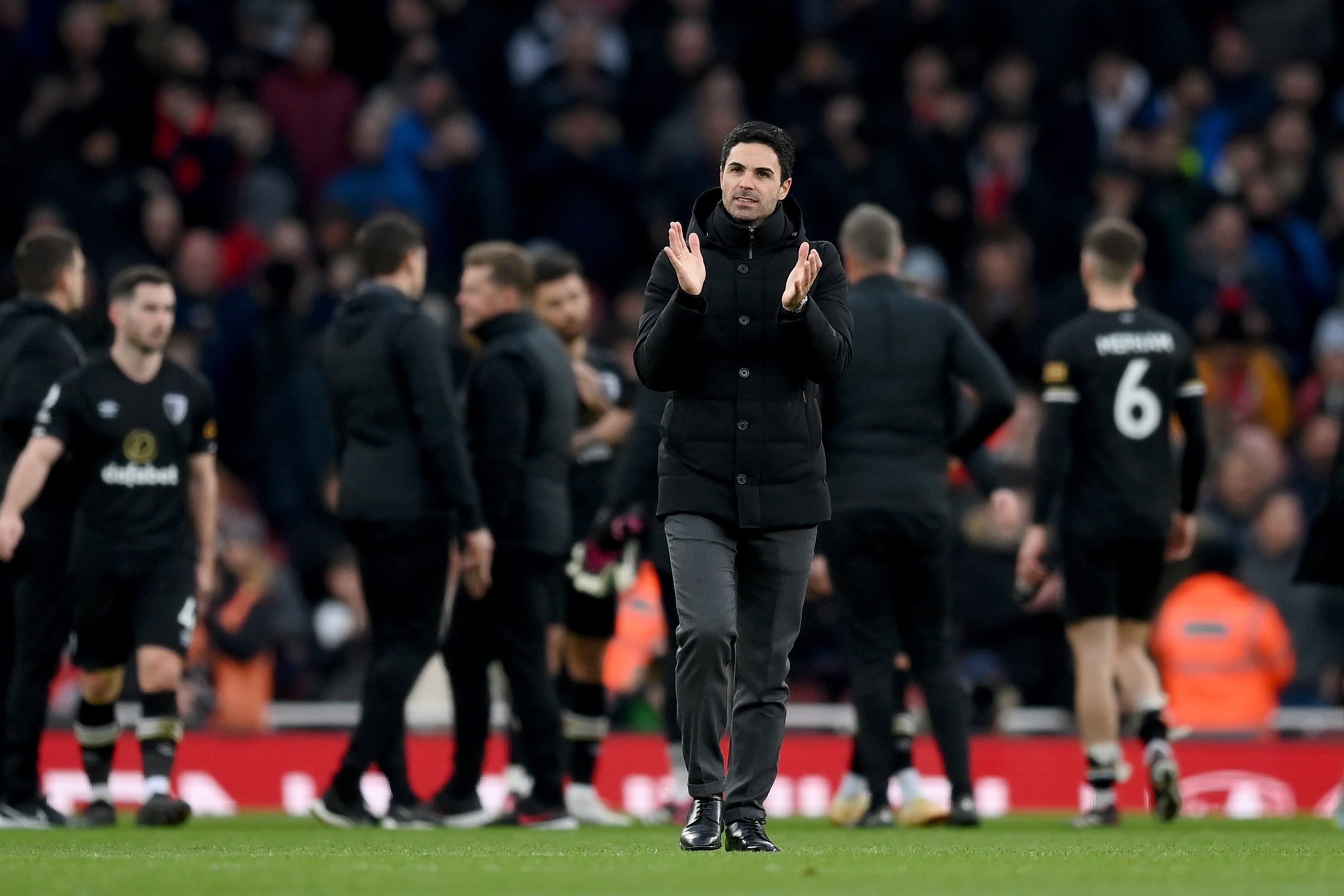 Mikel Arteta celebra la victoria del Arsenal ante el Bournemouth en Premier League.