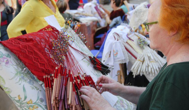 Bolillera haciendo randa